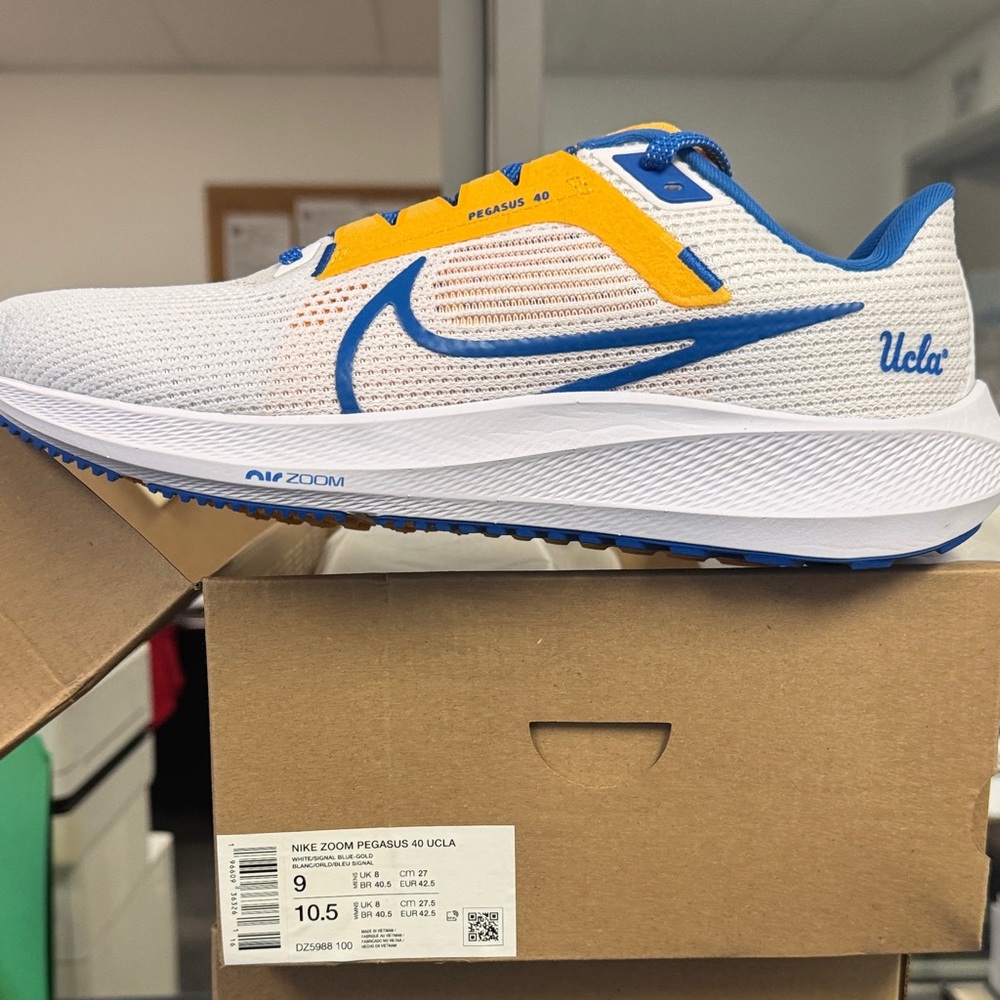 Nike Zoom Pegasus 40 White and Blue Athletic Shoes